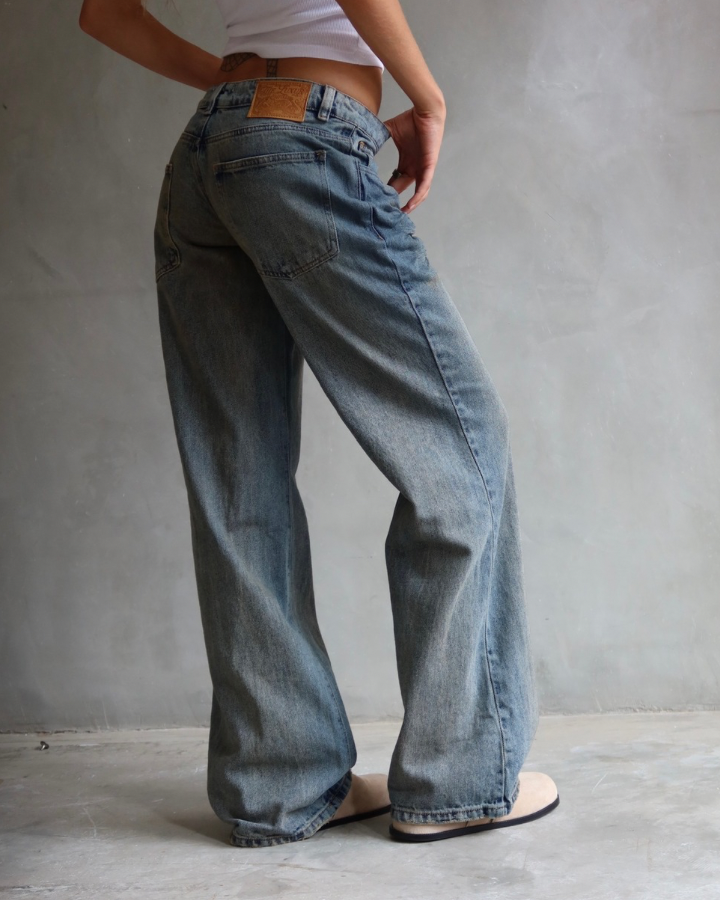 JEAN LOW WIDE FIT TIRO BAJO ANCHO VAINILLA WASHED