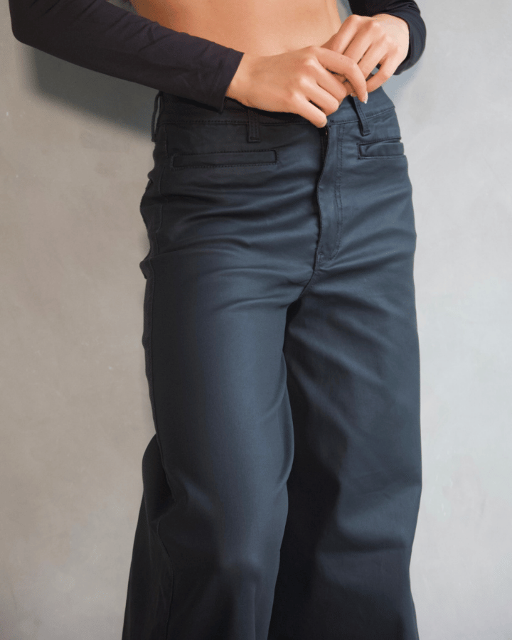 PANTALÓN WIDE LEG ANCHO EFECTO CUERO NEGRO