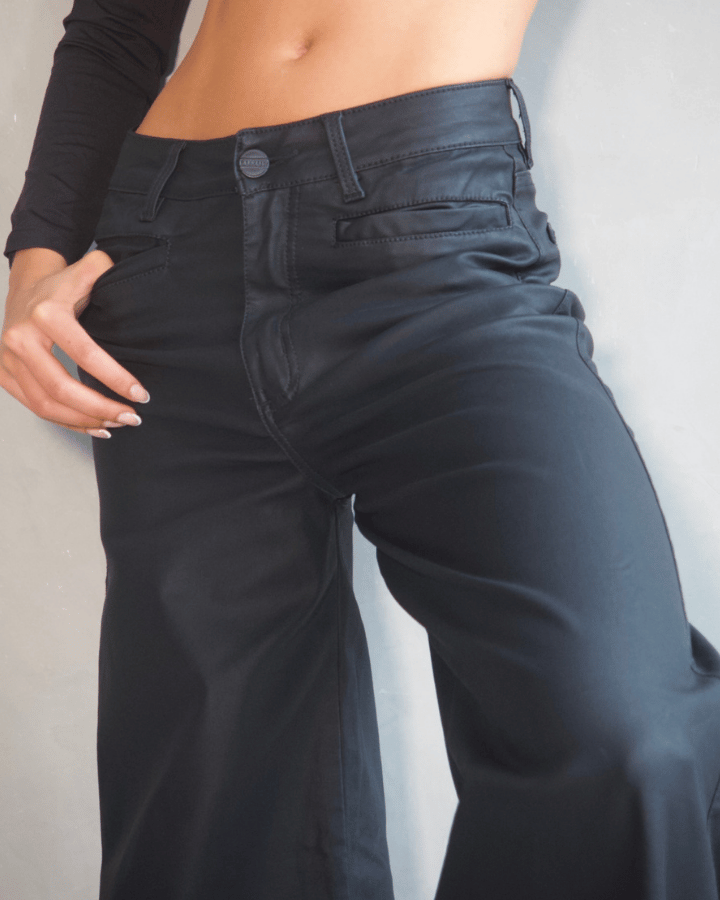 PANTALÓN WIDE LEG ANCHO EFECTO CUERO NEGRO
