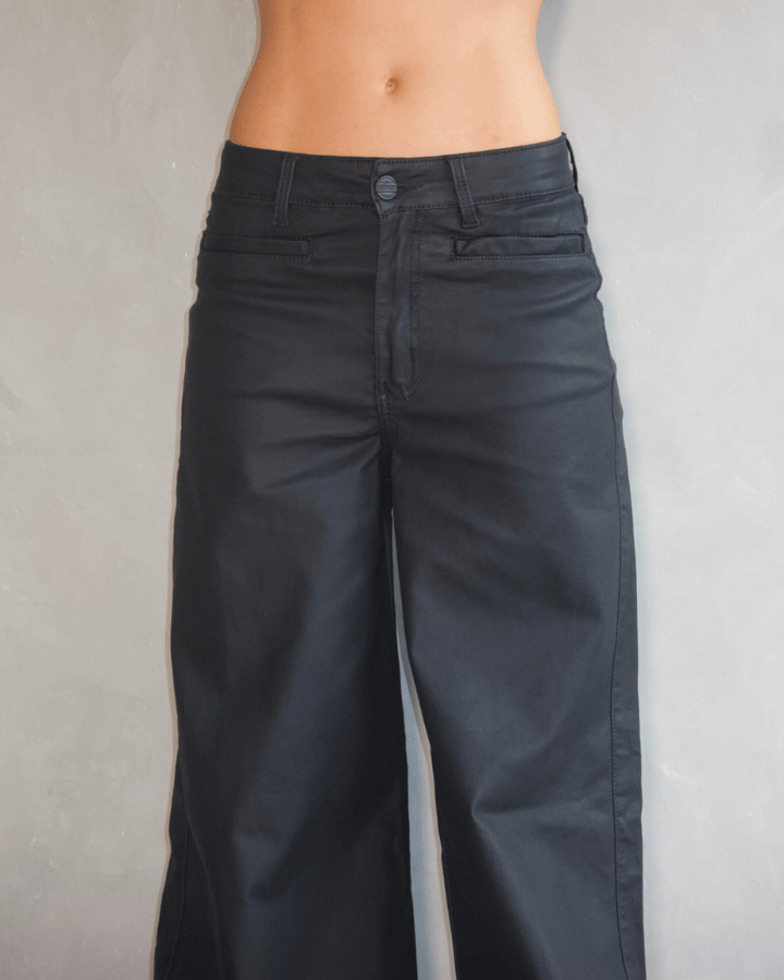 PANTALÓN WIDE LEG ANCHO EFECTO CUERO NEGRO