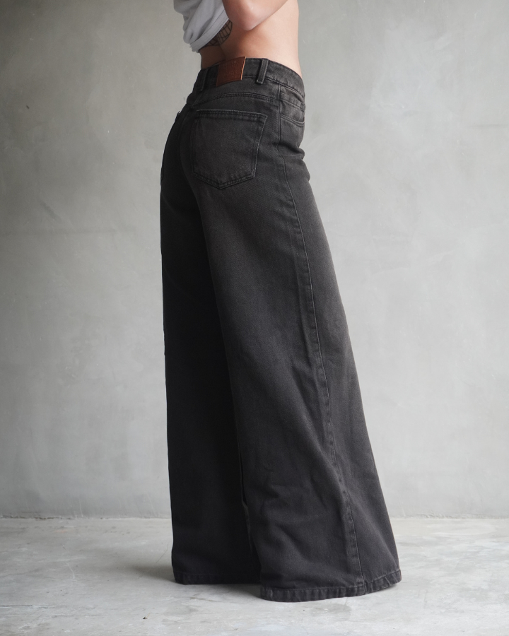JEAN ANCHO WIDE LEG FIT NEGRO BLUSH TINTED