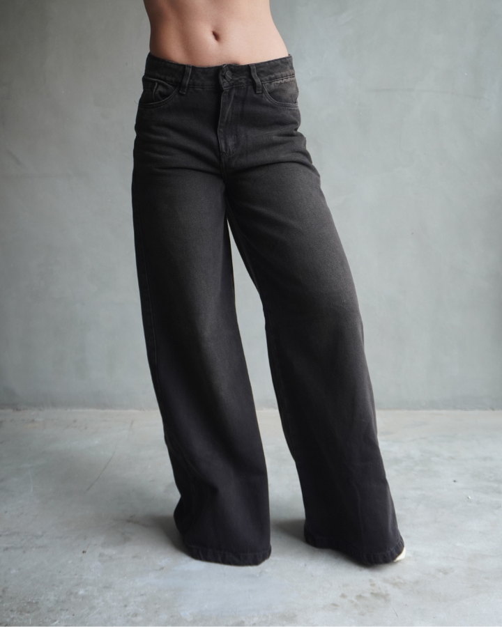JEAN ANCHO WIDE LEG FIT NEGRO BLUSH TINTED