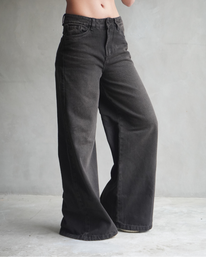 JEAN ANCHO WIDE LEG FIT NEGRO BLUSH TINTED