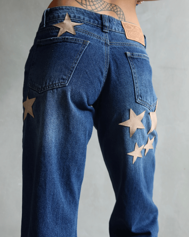 JEAN EXTRA LOW STRAIGHT FIT CROC BEIGE STARS AZUL