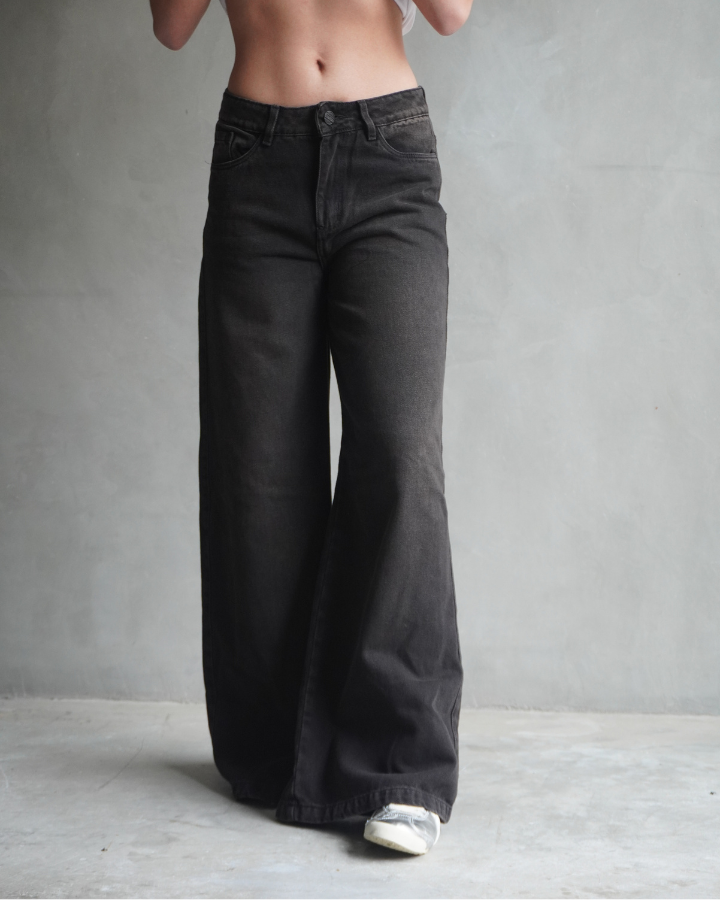 JEAN ANCHO WIDE LEG FIT NEGRO BLUSH TINTED