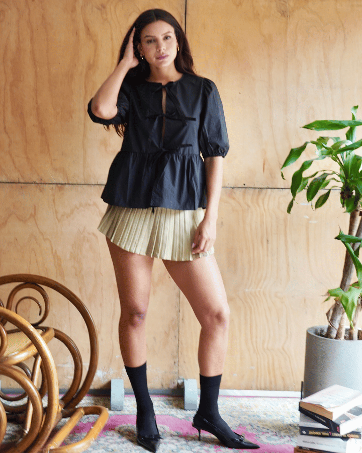 BLUSA AZZURRO CON MOÑOS NEGRO