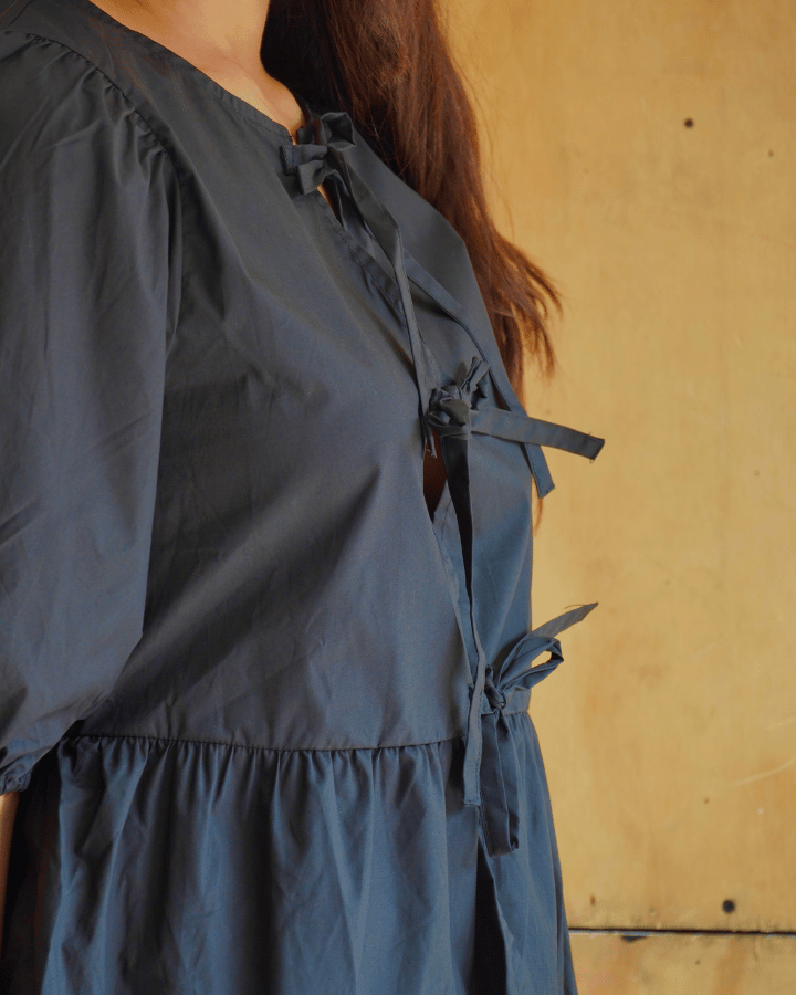 BLUSA AZZURRO CON MOÑOS NEGRO
