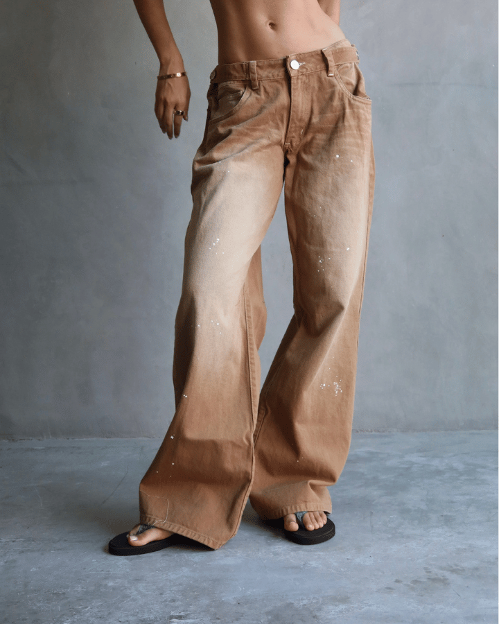 JEAN LOW WIDE FIT TIRO BAJO CINTURA AJUSTABLE CAFÉ WASHED