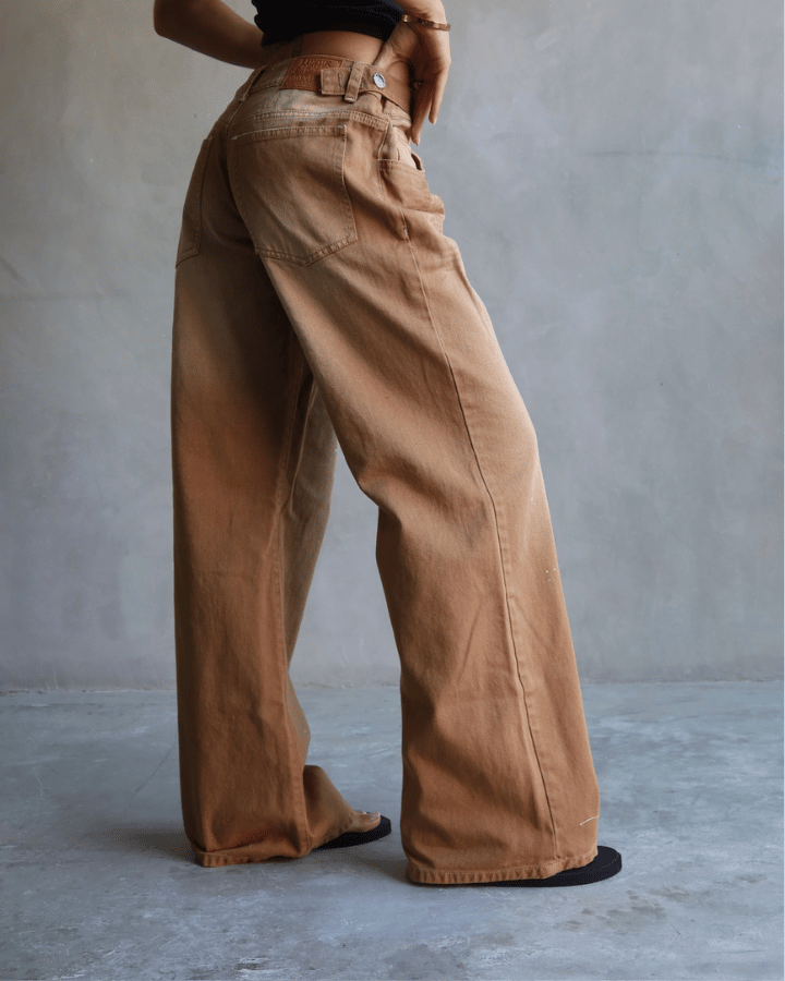 JEAN LOW WIDE FIT TIRO BAJO CINTURA AJUSTABLE CAFÉ WASHED