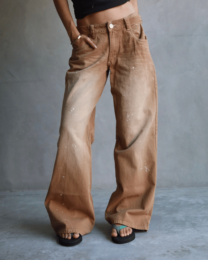 JEAN LOW WIDE FIT TIRO BAJO CINTURA AJUSTABLE CAFÉ WASHED