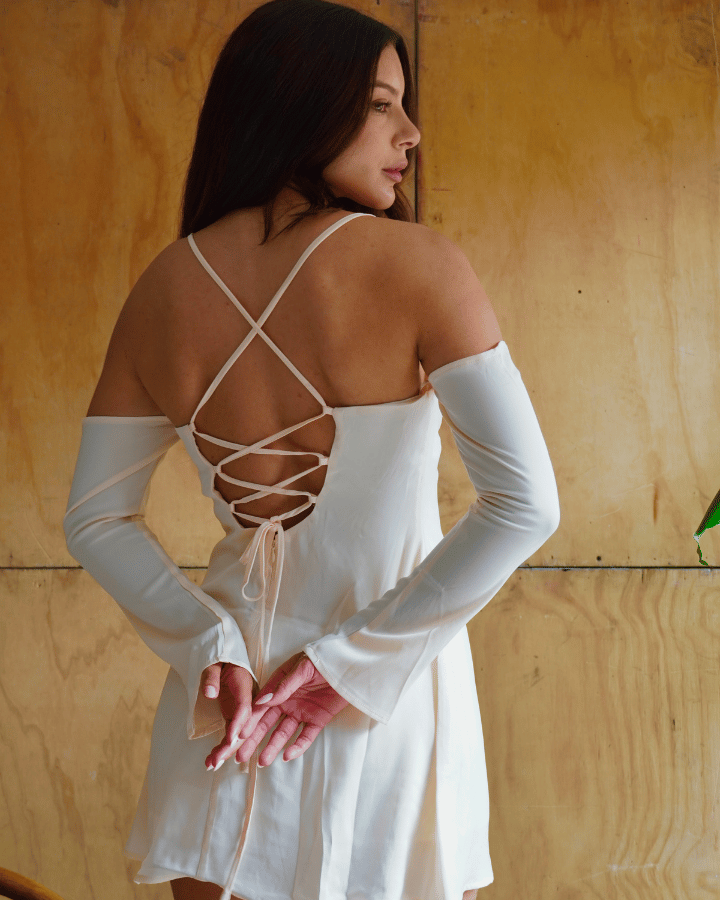 MINI VESTIDO RIVA CREMA CON CORDONES EN LA ESPALDA