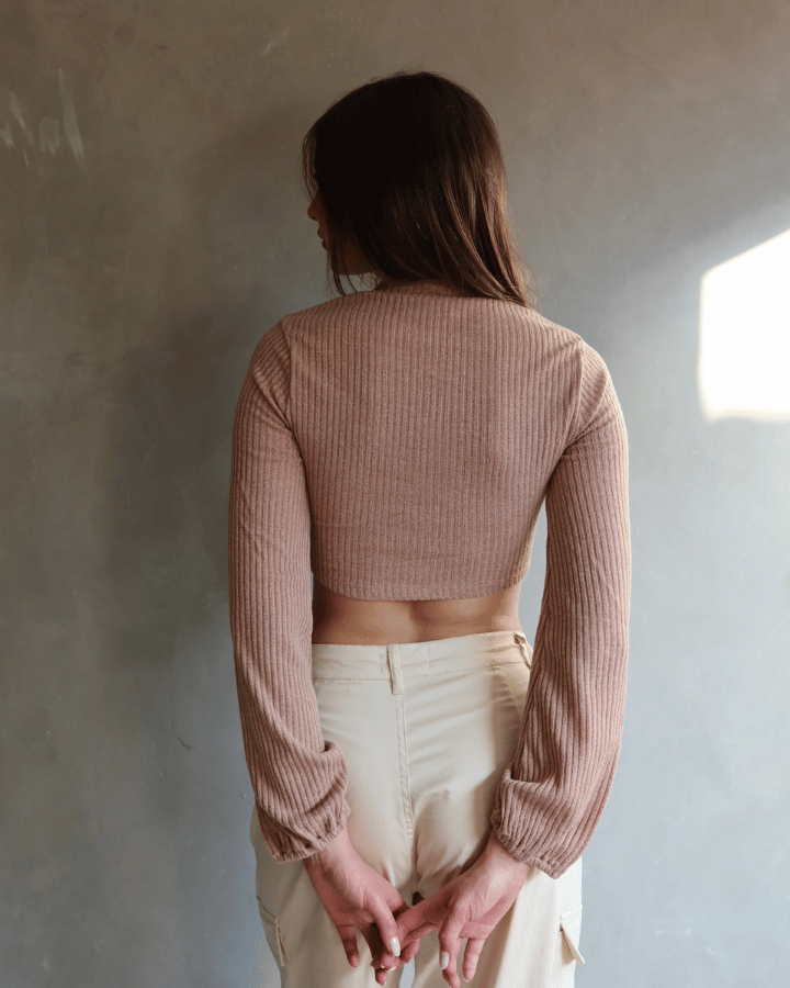 TOP RIBBED SNATCH NUDE CON MANGAS