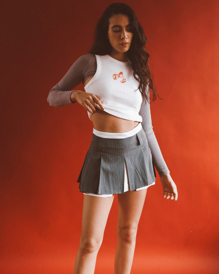 MINI FALDA CYNTHIA DE RAYAS GRIS BLANCO