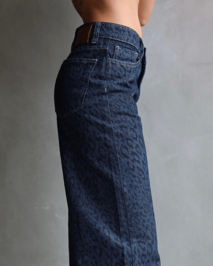 JEAN STRAIGHT AZUL OSCURO ANIMAL PRINT