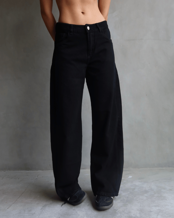 JEAN STRAIGHT NEGRO CON ESTRELLAS ROSADAS