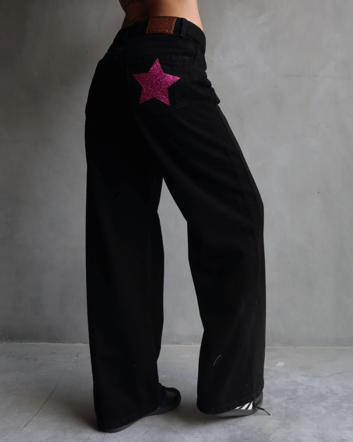 JEAN STRAIGHT NEGRO CON ESTRELLAS ROSADAS