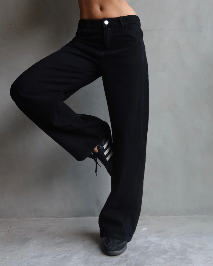 JEAN STRAIGHT NEGRO CON ESTRELLAS ROSADAS