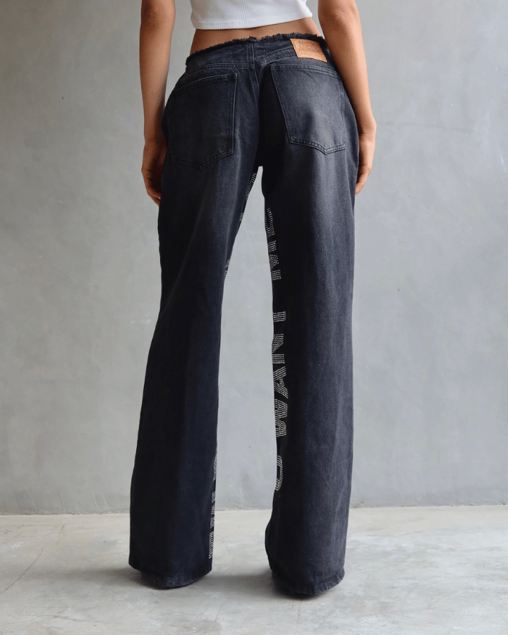 JEAN LOW WIDE FIT TIRO BAJO ANCHO U CANT HAVE ME BRILLOS NEGRO