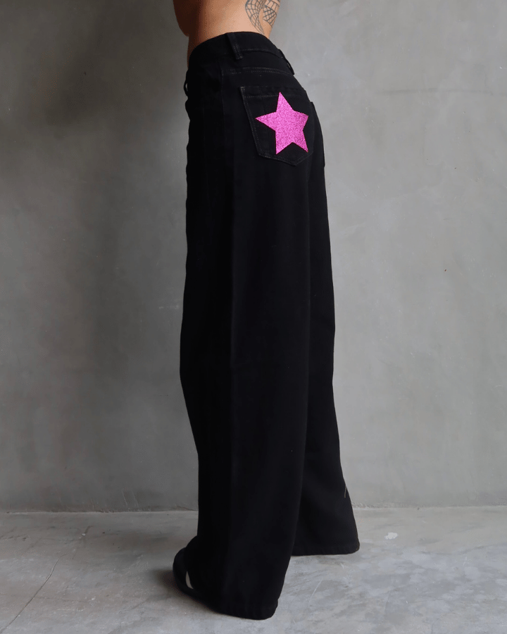 JEAN STRAIGHT NEGRO CON ESTRELLAS ROSADAS