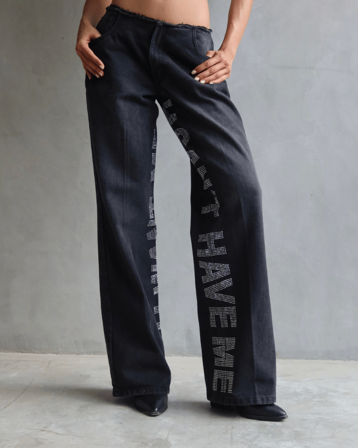 JEAN LOW WIDE FIT TIRO BAJO ANCHO U CANT HAVE ME BRILLOS NEGRO