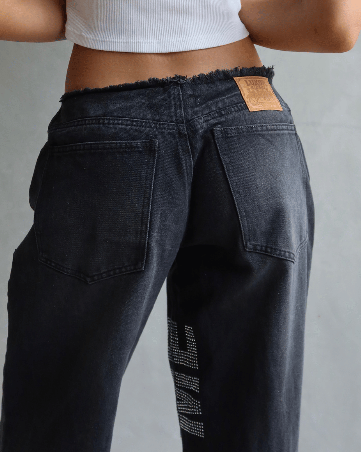 JEAN LOW WIDE FIT TIRO BAJO ANCHO U CANT HAVE ME BRILLOS NEGRO