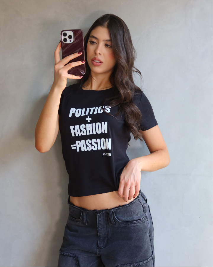 CAMISETA MANGA CORTA ESTAMPADO "POLITICS + FASHION = PASSION" BABY TEE NEGRA