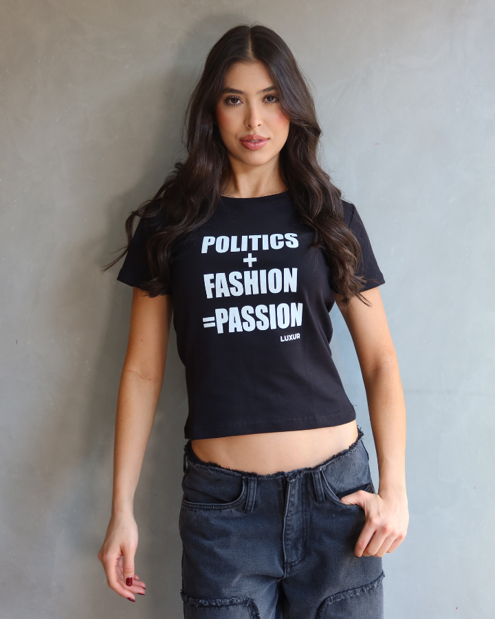 CAMISETA MANGA CORTA ESTAMPADO "POLITICS + FASHION = PASSION" BABY TEE NEGRA