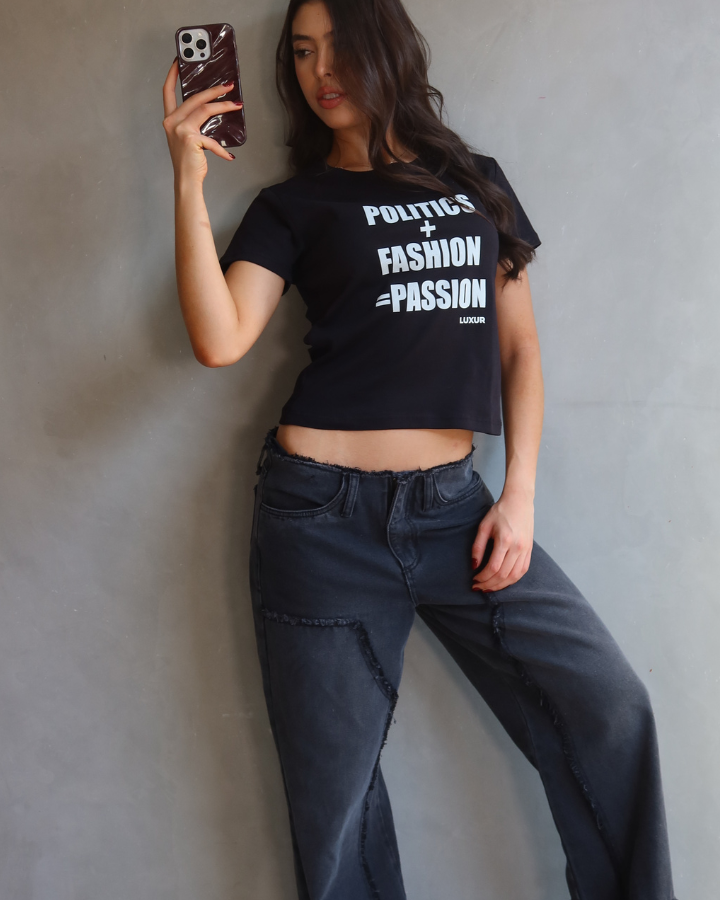 CAMISETA MANGA CORTA ESTAMPADO "POLITICS + FASHION = PASSION" BABY TEE NEGRA