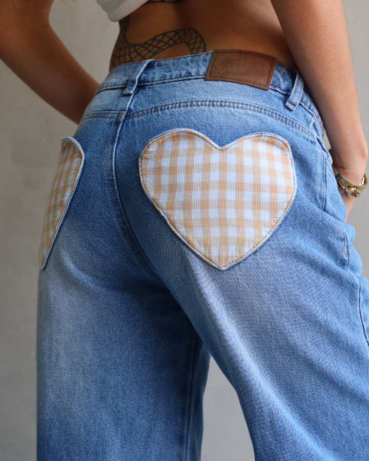 JEAN RECTO RELAXED FIT HEART PATCH VICHY AMARILLO