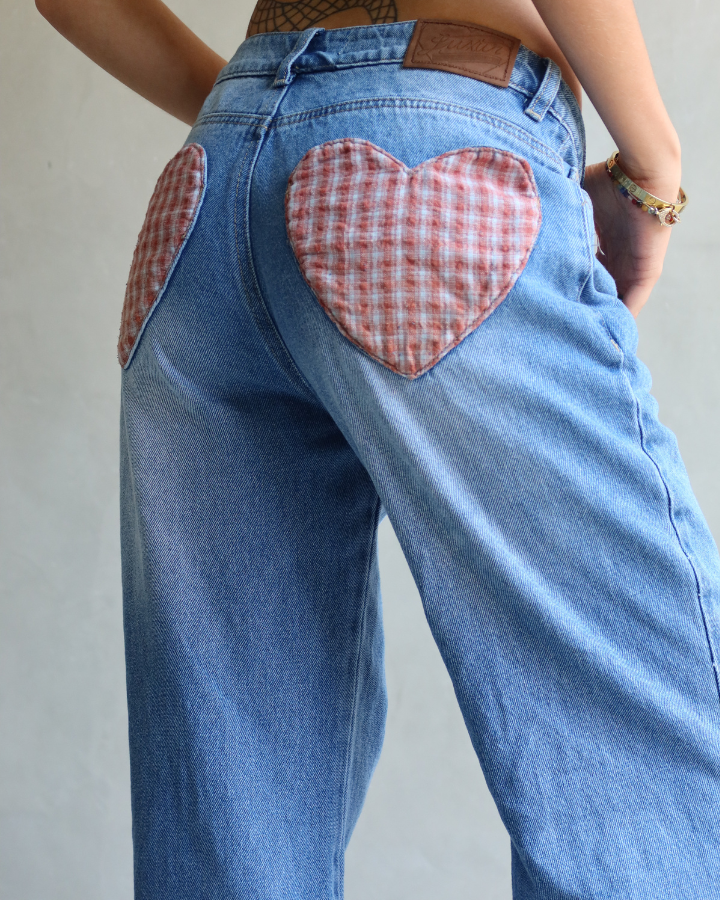 JEAN RECTO RELAXED FIT HEART PATCH VICHY ROJO