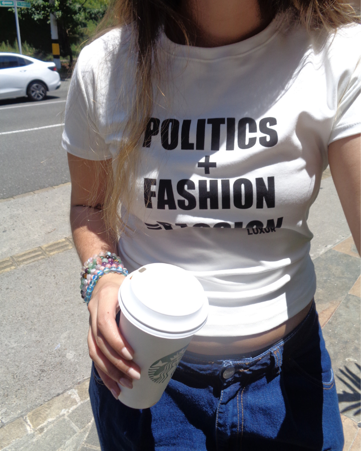 CAMISETA MANGA CORTA ESTAMPADO "POLITICS + FASHION = PASSION" BABY TEE BLANCA