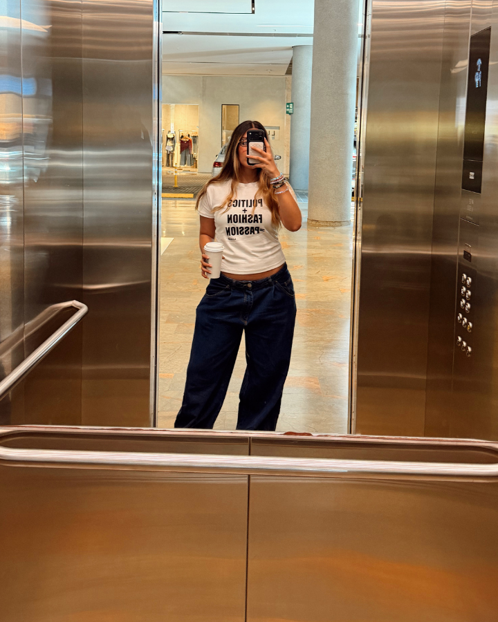 CAMISETA MANGA CORTA ESTAMPADO "POLITICS + FASHION = PASSION" BABY TEE BLANCA