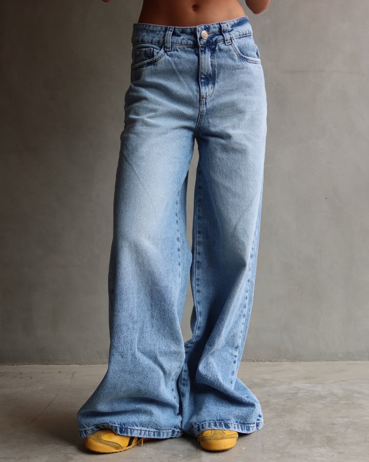 JEAN ANCHO WIDE LEG FIT LIGHT WASH AZUL CLARO