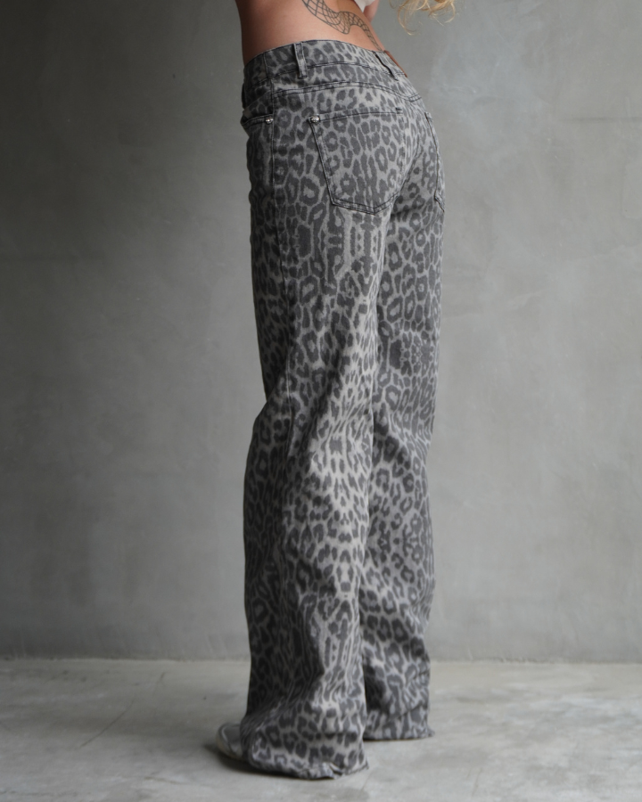 JEAN RECTO GRIS ANIMAL PRINT WILD
