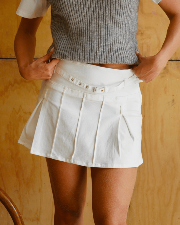MINI FALDA AURORA CON MICRO CINTURÓN BLANCA