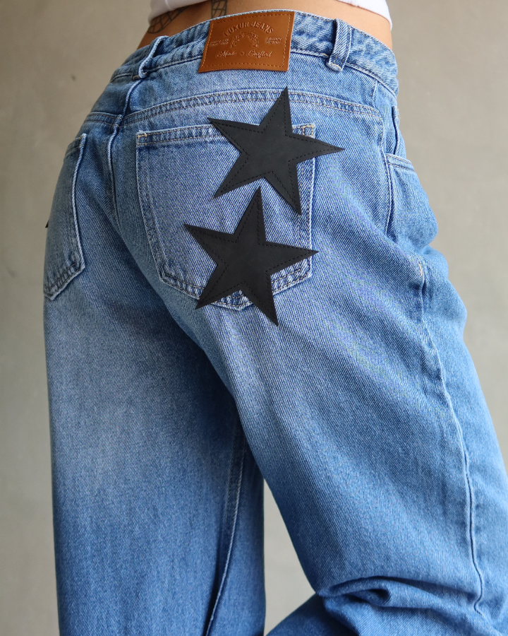 JEAN RELAXED FIT BLACK STARS AZUL CLARO