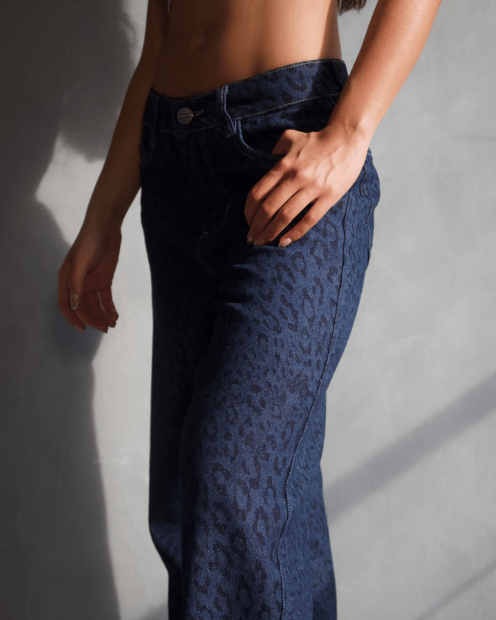 JEAN STRAIGHT AZUL OSCURO ANIMAL PRINT