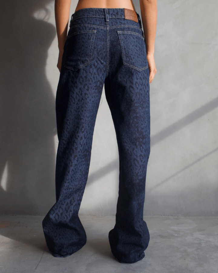 JEAN STRAIGHT AZUL OSCURO ANIMAL PRINT