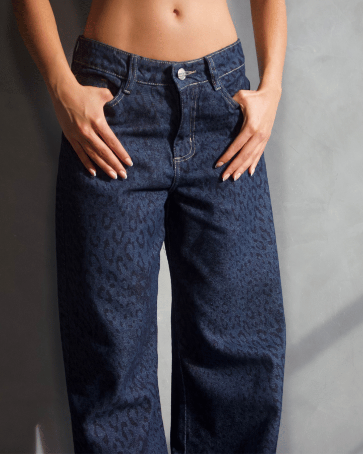 JEAN STRAIGHT AZUL OSCURO ANIMAL PRINT