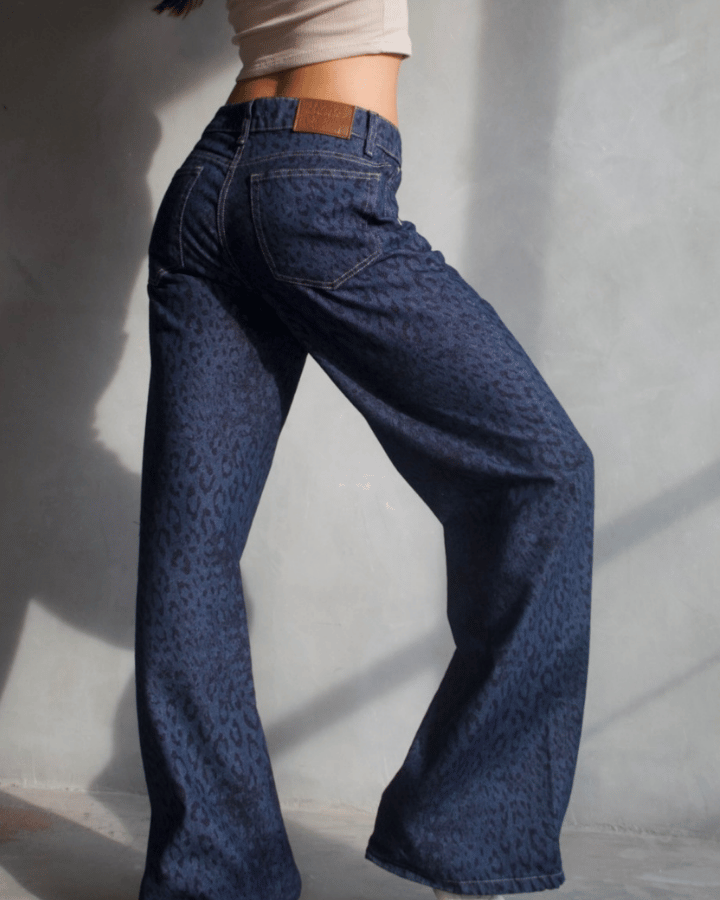 JEAN STRAIGHT AZUL OSCURO ANIMAL PRINT