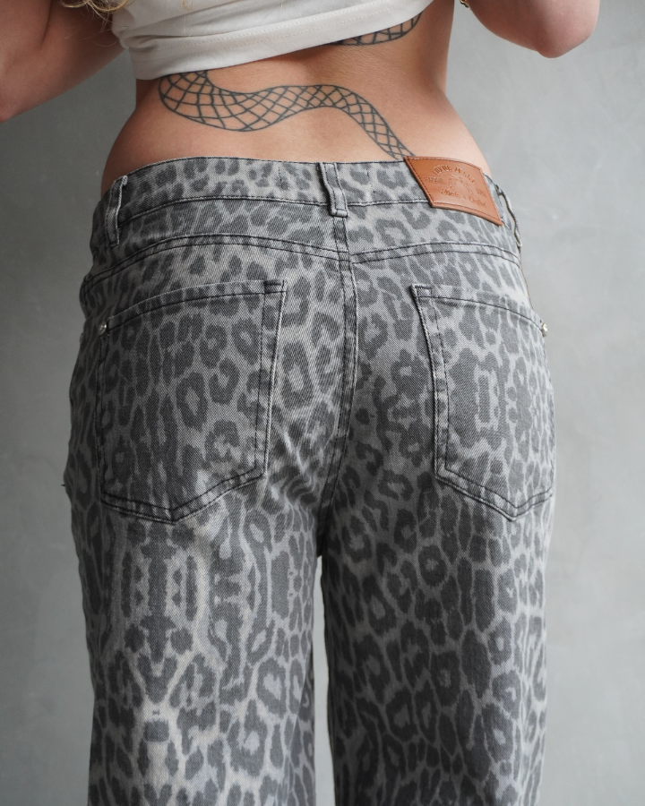 JEAN RECTO GRIS ANIMAL PRINT WILD