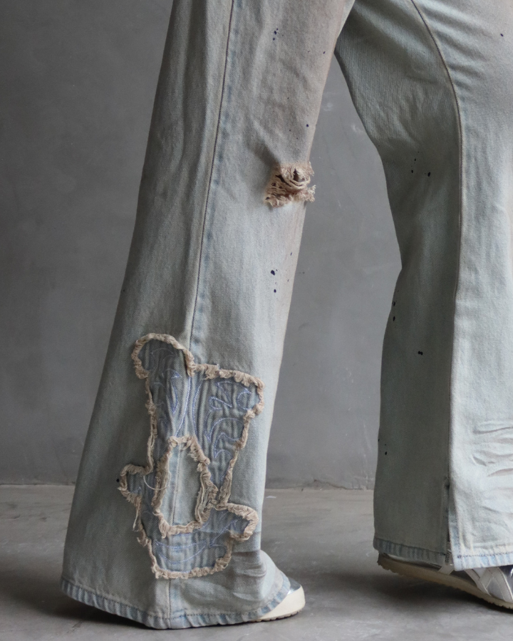 JEAN FLARE ICE WASH EMBROIDERY CON ROTOS