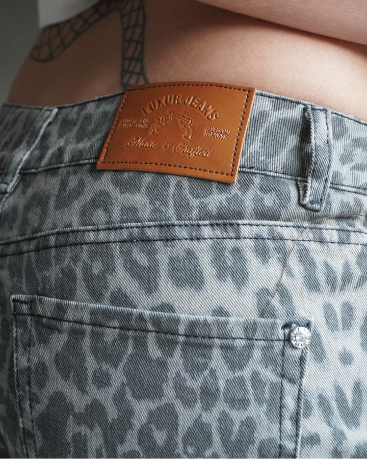 JEAN RECTO GRIS ANIMAL PRINT WILD
