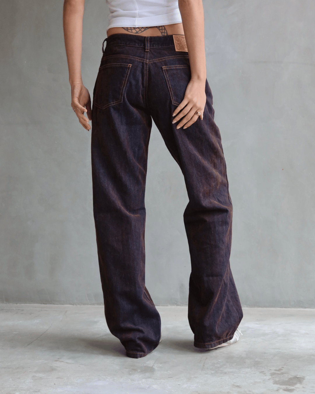 JEAN LOW WIDE FIT TEXTURED ZIGZAG AZUL/CAFÉ