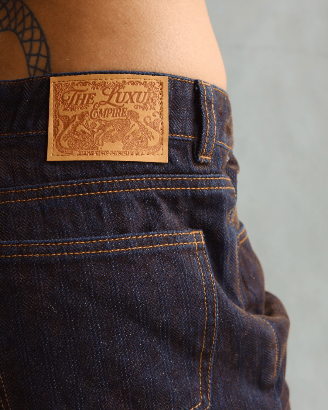 JEAN LOW WIDE FIT TEXTURED ZIGZAG AZUL/CAFÉ