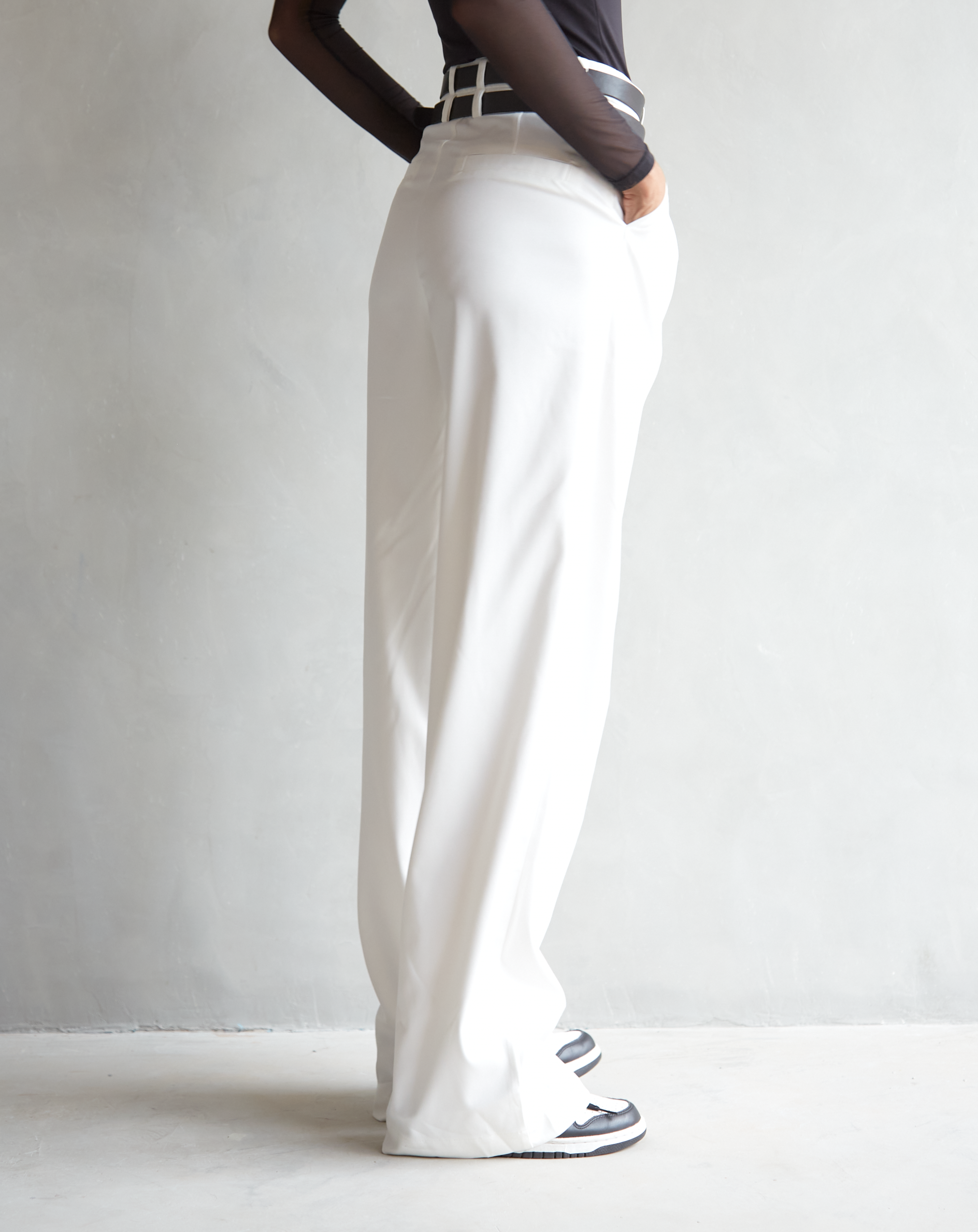 PANTALÓN BESSETTE CON CORREA BLANCO