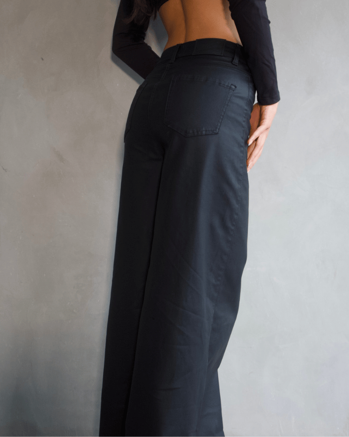 PANTALÓN WIDE LEG ANCHO EFECTO CUERO NEGRO