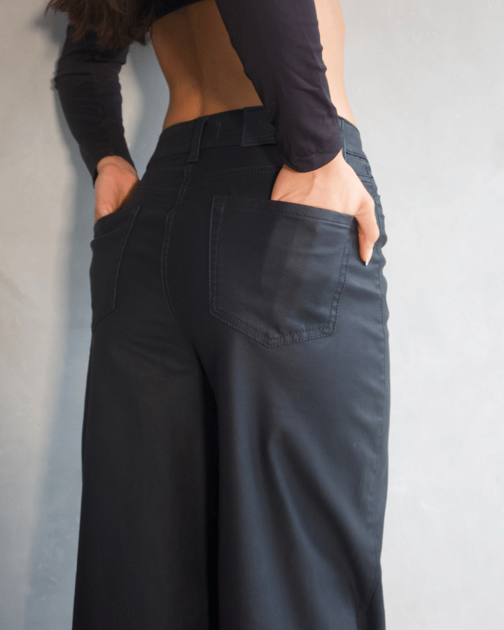 PANTALÓN WIDE LEG ANCHO EFECTO CUERO NEGRO