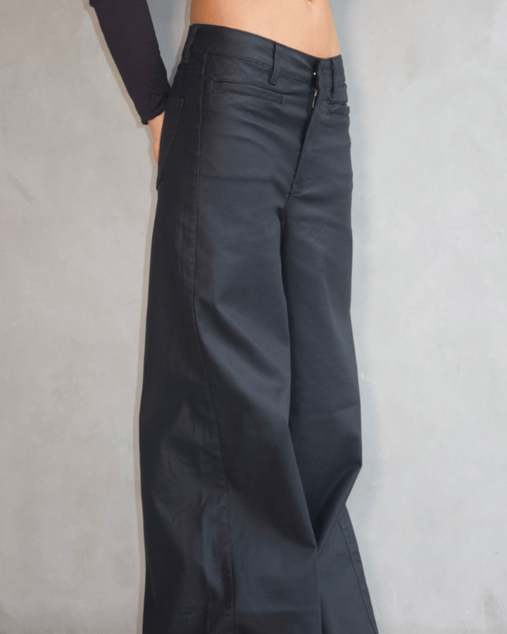 PANTALÓN WIDE LEG ANCHO EFECTO CUERO NEGRO