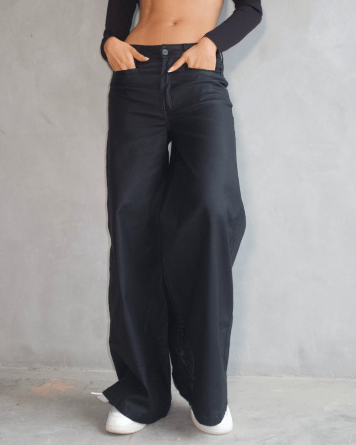PANTALÓN WIDE LEG ANCHO EFECTO CUERO NEGRO